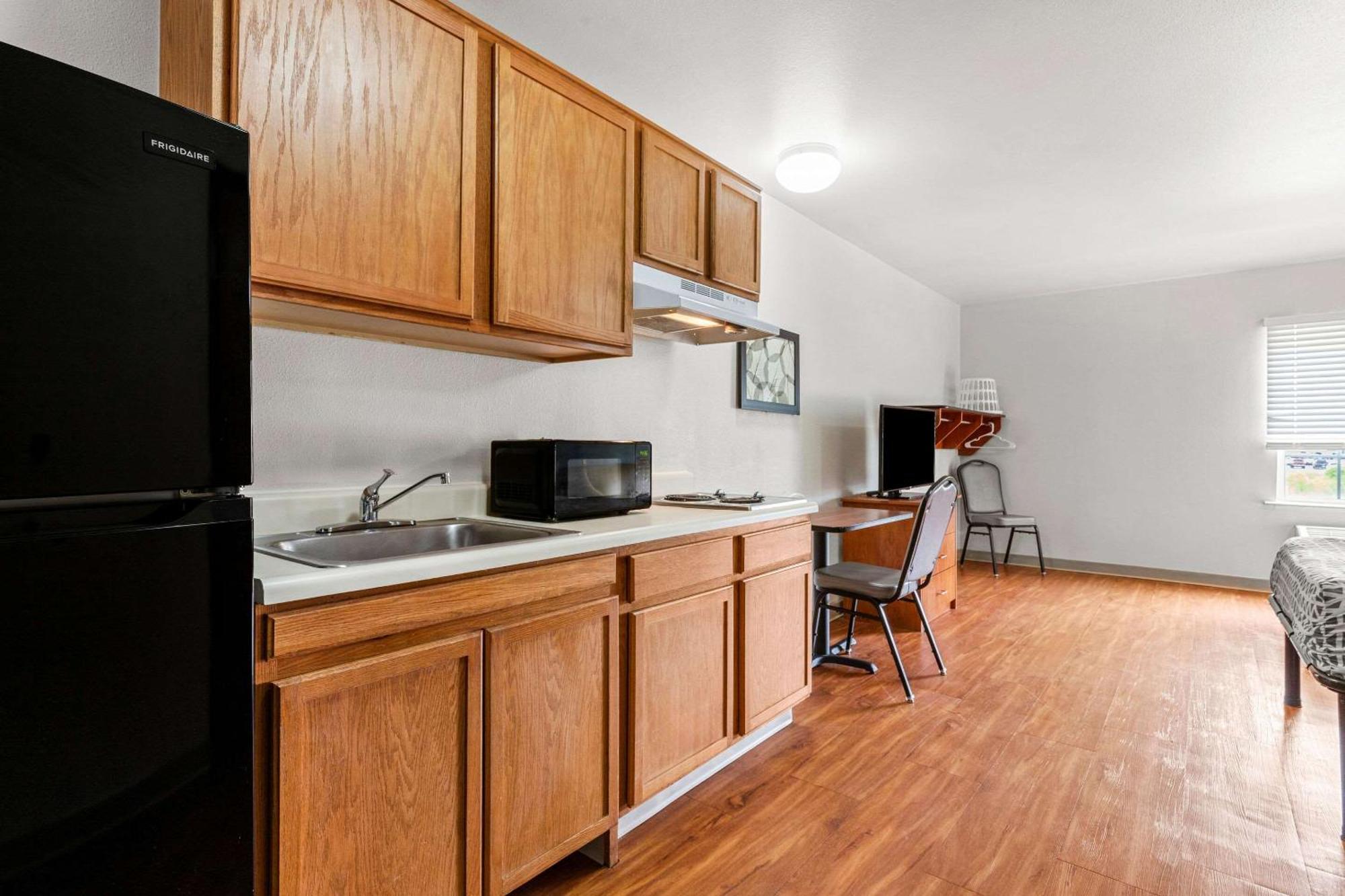 Woodspring Suites Тълса Екстериор снимка