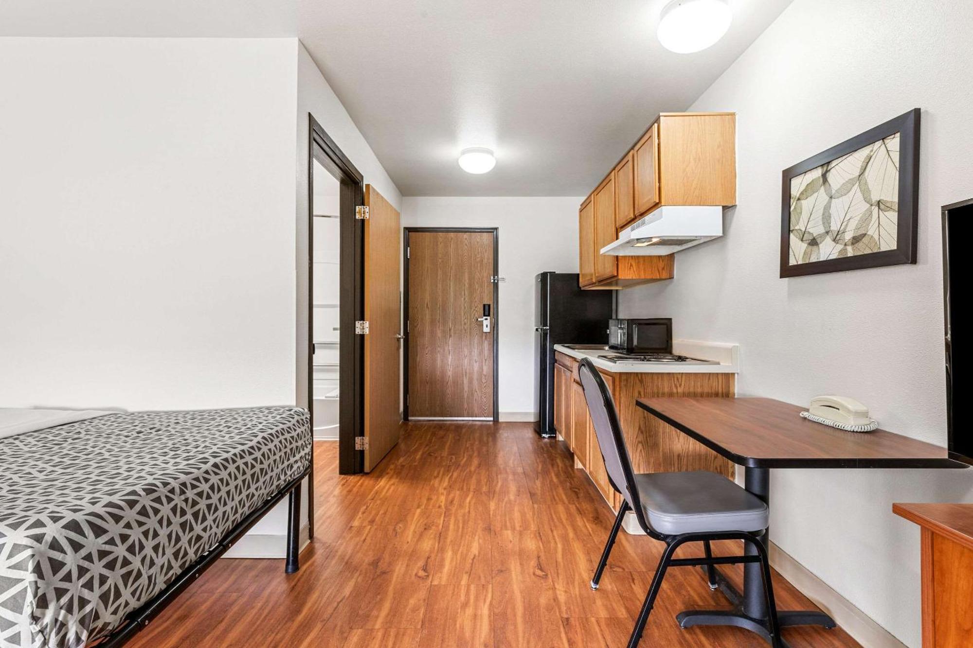 Woodspring Suites Тълса Екстериор снимка