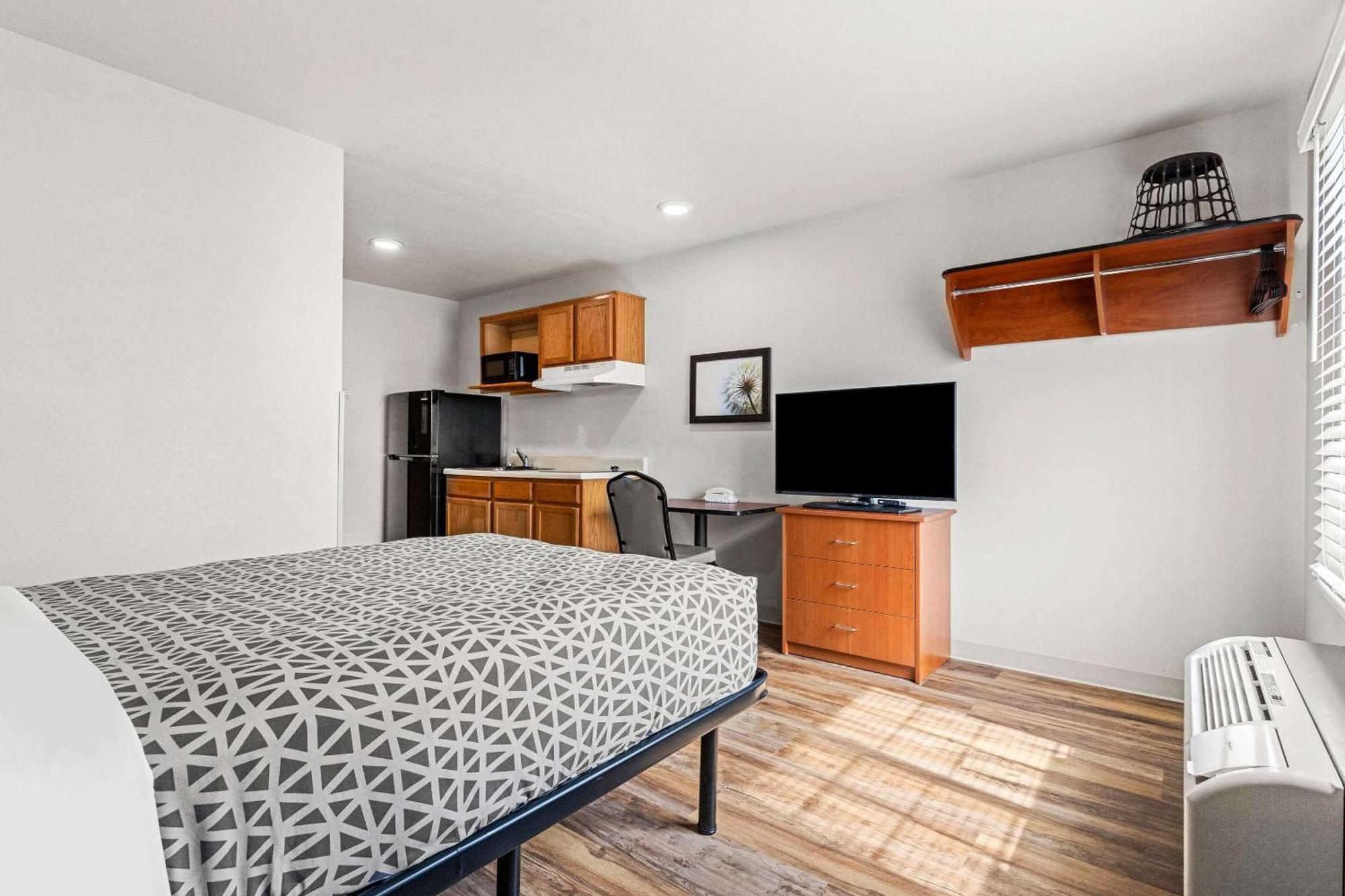 Woodspring Suites Тълса Екстериор снимка